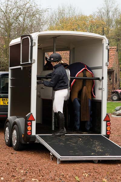 enzian-equus-ifor-williams-hasttransporter-kombiramper